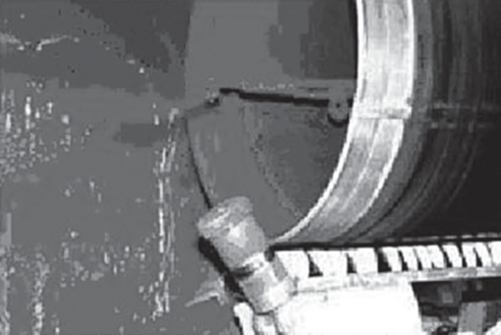 Нанесение антикоррозионной краски на внутреннюю поверхность стальной трубы