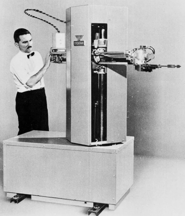 Первый промыш¬ленный робот Versatran, разработанный в 1960 г. в компании AMF