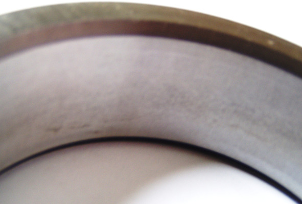 Матовая поверхность внутреннего кольца подшипника при неподвижной посадке на вал 