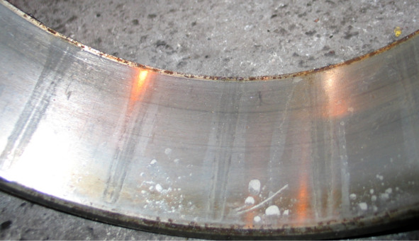 Следы ложного бринеллирования на рабочей поверхности внешнего кольца роликового радиально упорного конического однорядного подшипника 