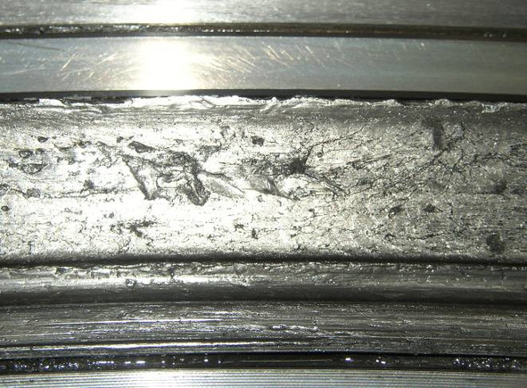 Усталостные трещины поверхностного слоя беговой дорожки подшипника 