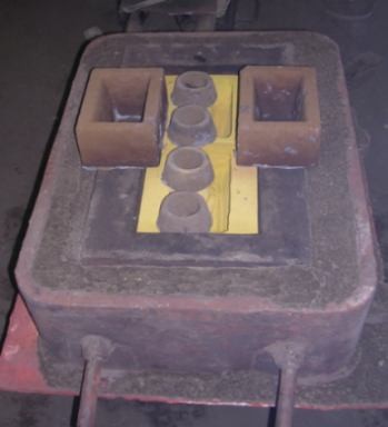 установка формы в опоку и заливка металла