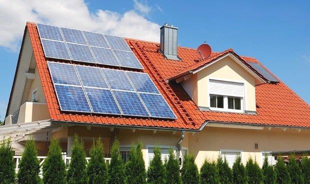 Крыши жилых домов с установленными солнечными батареями